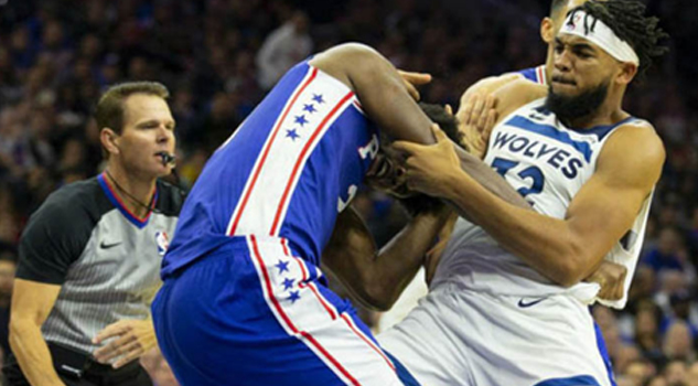 Embiid y Towns se pelean en el partido entre los Sixers y Timberwolves