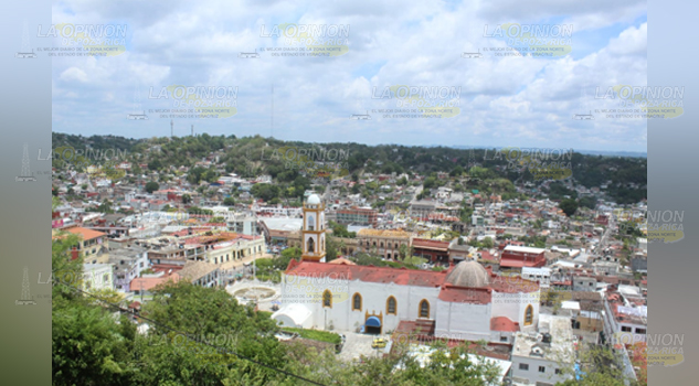 En puerta tianguis turístico, artesanos en Papantla