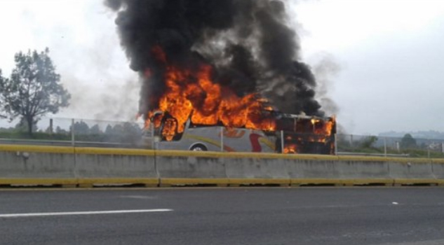 Falla eléctrica provoca incendio de autobús en la México-Puebla (VIDEO)