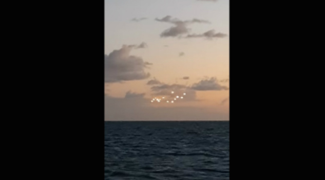 ¿Son OVNIS? Hombre graba 14 luces suspendidas en el cielo (VIDEO)
