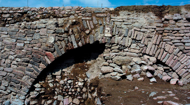 INAH descubre túnel virreinal con glifos prehispánicos en el Albarradón de Ecatepec
