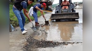 Limpian coladeras y drenes pluviales para evitar estancamiento de agua