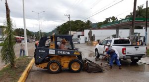 Limpian coladeras y drenes pluviales para evitar estancamiento de agua