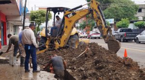 Llevan a cabo trabajos de reparación de la red de drenaje sobre la Avenida Pozo 13 esquina con bulevar Adolfo Ruiz Cortines