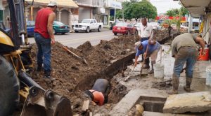 Llevan a cabo trabajos de reparación de la red de drenaje sobre la Avenida Pozo 13 esquina con bulevar Adolfo Ruiz Cortines
