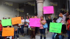 Padres de familia de Tihuatlan, se manifiestan en la SEV