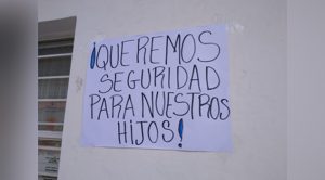 Piden destitución de directora y maestro de la escuela Almanza en Tlapacoyan