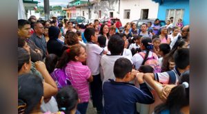 Piden destitución de directora y maestro de la escuela Almanza en Tlapacoyan