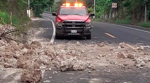 Se cae pedazo de un cerro en la carretera Papantla - Poza Rica Se cae pedazo de un cerro en la carretera Papantla - Poza Rica