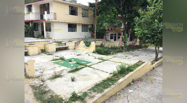 Solicitan limpieza de parque infantil