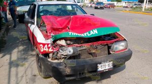 Taxista de Tihuatlán casi mata a sus pasajeras Taxista de Tihuatlán casi mata a sus pasajeras