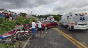 Taxista queda prensado en choque de autos en la Poza Rica - Papantla