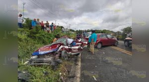Taxista queda prensado en choque de autos en la Poza Rica - Papantla