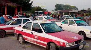 Taxistas bloquean carretera a la Sierra del Totonacapan Taxistas bloquean carretera a la Sierra del Totonacapan