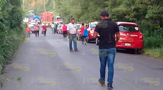 Taxistas bloquean carretera a la Sierra del Totonacapan Taxistas bloquean carretera a la Sierra del Totonacapan