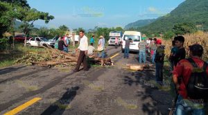Taxistas de Xochiatipan y Benito Juárez bloquean carretera entre Veracruz e Hidalgo Taxistas de Xochiatipan y Benito Juárez bloquean carretera entre Veracruz e Hidalgo