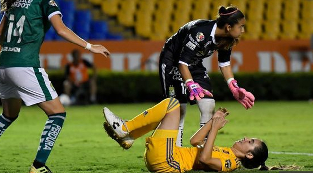 Tigres Femenil anota gol mientras la portera rival atendía a una compañera felina