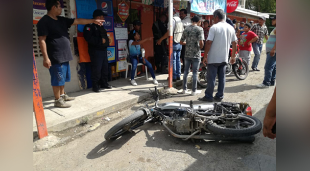 Tres lesionados en choque de motocicletas en Cerro Azul