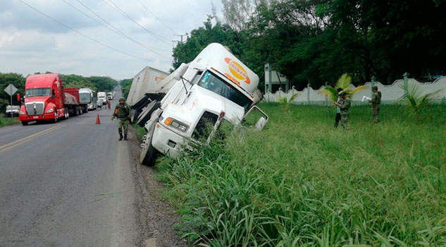 Vuelca tráiler para evitar tragedia en la carretera Tuxpan - Tampico Vuelca tráiler para evitar tragedia en la carretera Tuxpan - Tampico
