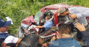 Taxista queda prensado en choque de autos en la Poza Rica - Papantla