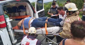 Taxista queda prensado en choque de autos en la Poza Rica - Papantla
