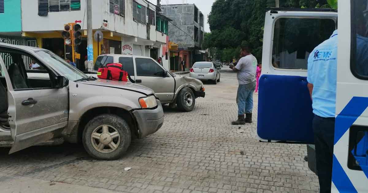 Embarazada lesionada tras provocar choque en Álamo