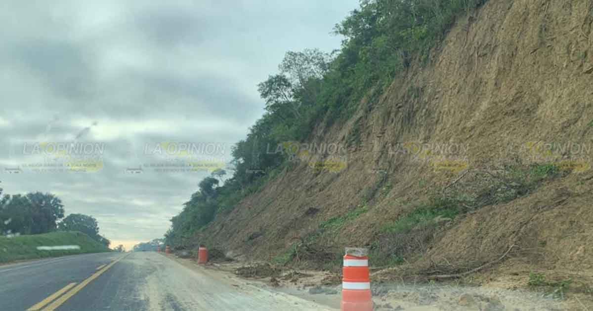 Deslaves en la ruta a Totomoxtle