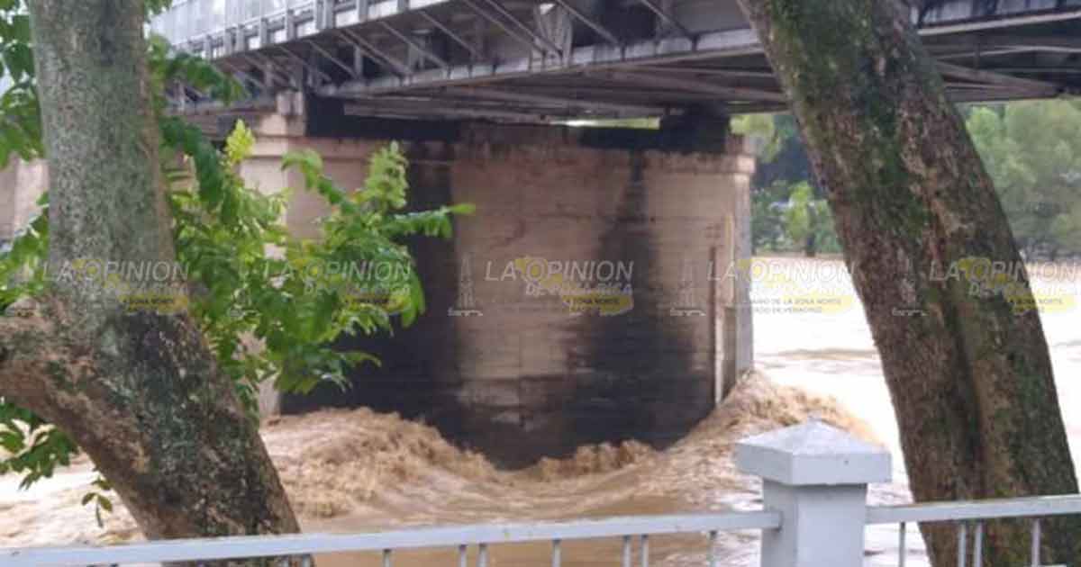 Frente frio numero 8 provoca crecimiento del Rio Bobos en Martínez de la Torre