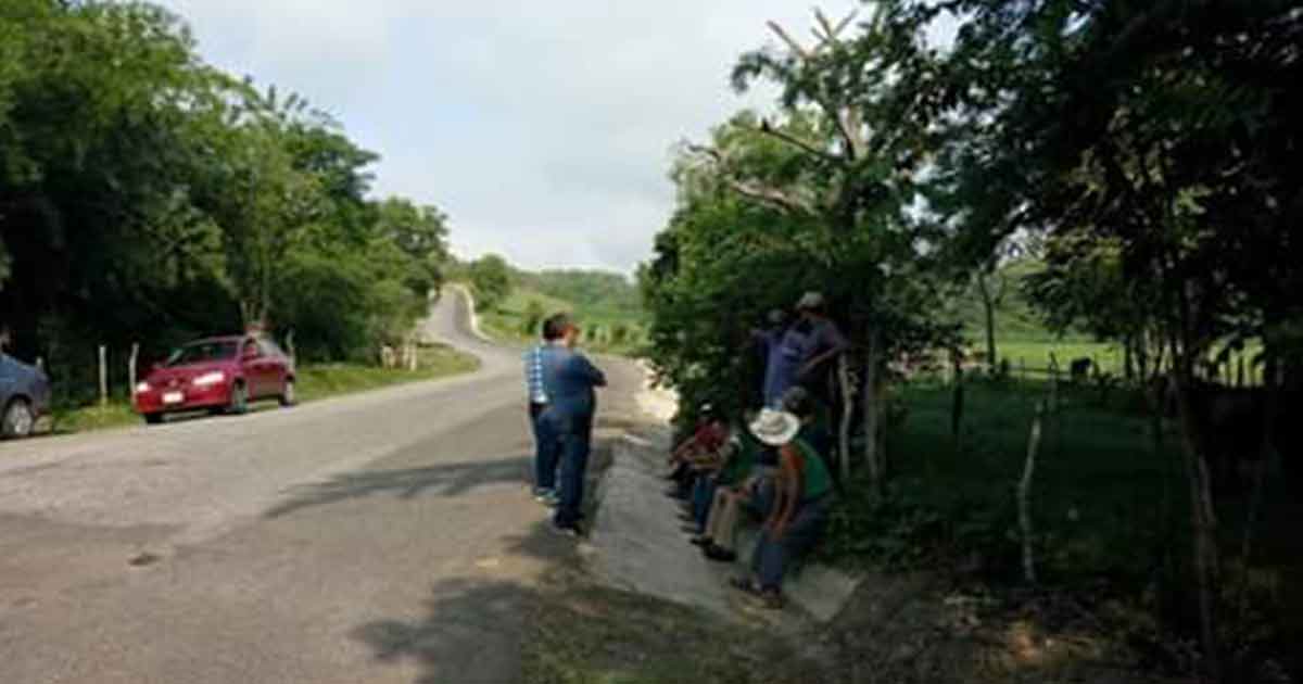 Protestan por obra de mala calidad en Chontla