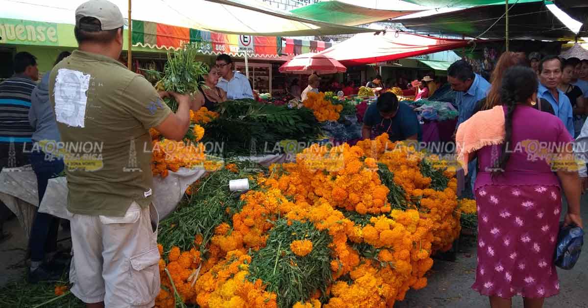 Con el tianguis de Todos Santos huele a cempasúchil, a copal y a muertos