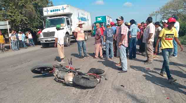 ¡Motociclista se golpeó contra un tráiler en Estero del Ídolo!