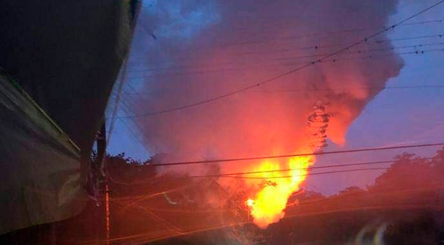 Árbol cae sobre los cables y se incendia en Huejutla Árbol cae sobre los cables y se incendia en Huejutla