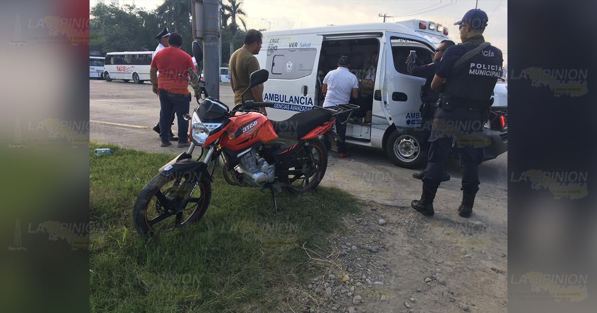 Derrapa motociclista en el cruce de la UV en Tuxpan