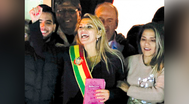 Senadora Jeanine Áñez se asume presidenta de Bolivia