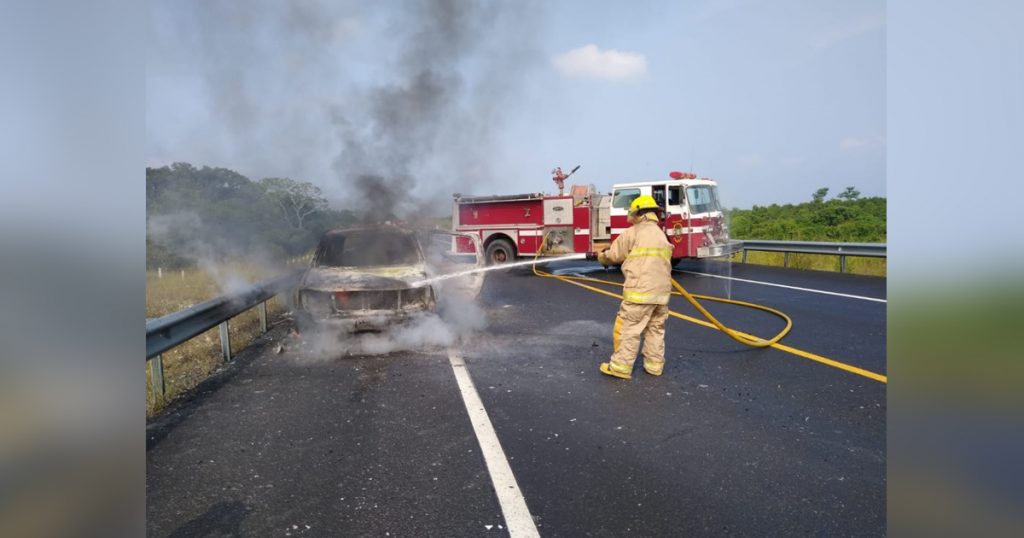 Arde camioneta en la autopista Poza Rica - Cardel