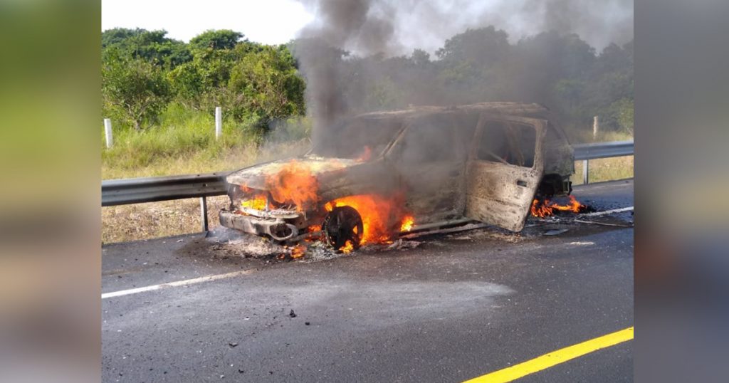Arde camioneta en la autopista Poza Rica - Cardel