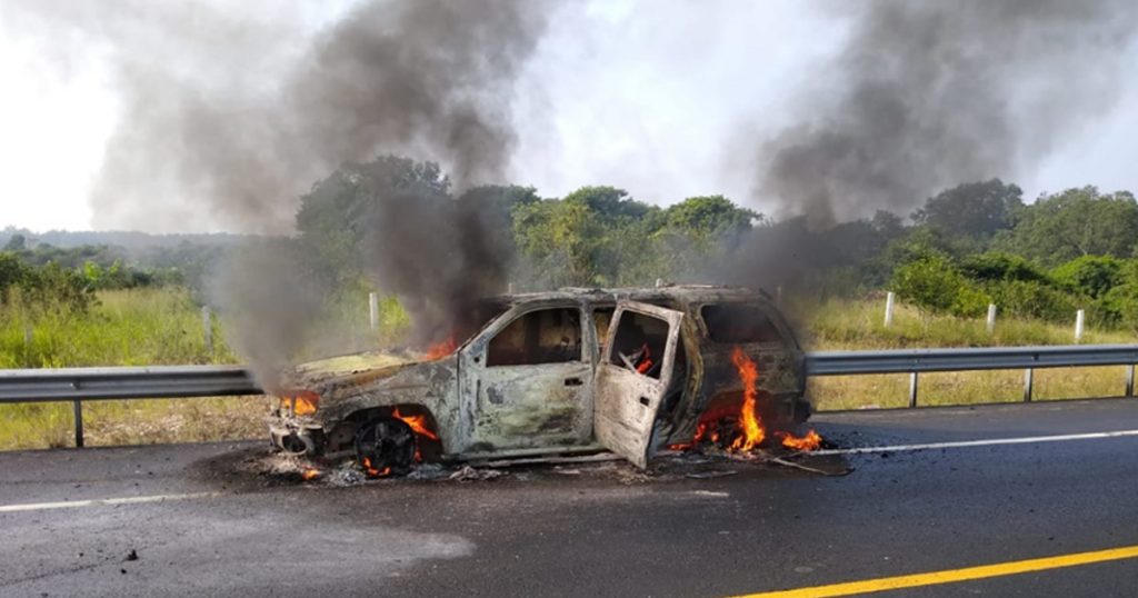 Arde camioneta en la autopista Poza Rica - Cardel