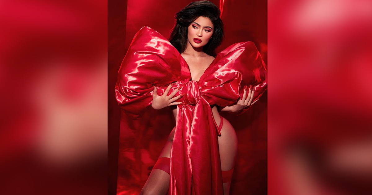 Kylie Jenner deslumbra con su belleza en elegante bata rosa
