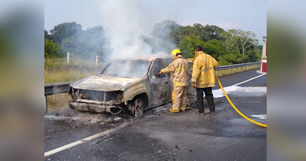 Arde camioneta en la autopista Poza Rica - Cardel