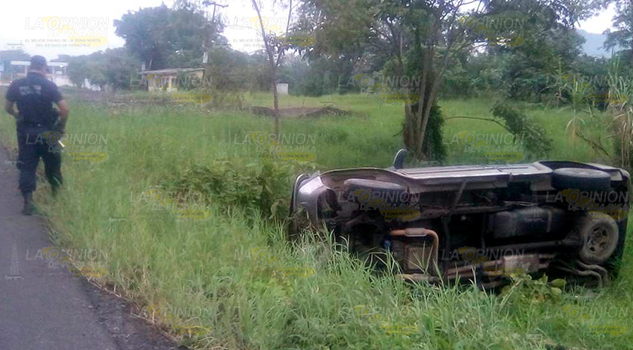 Jubilado de Pemex de Naranjos sufre una aparatosa volcadura