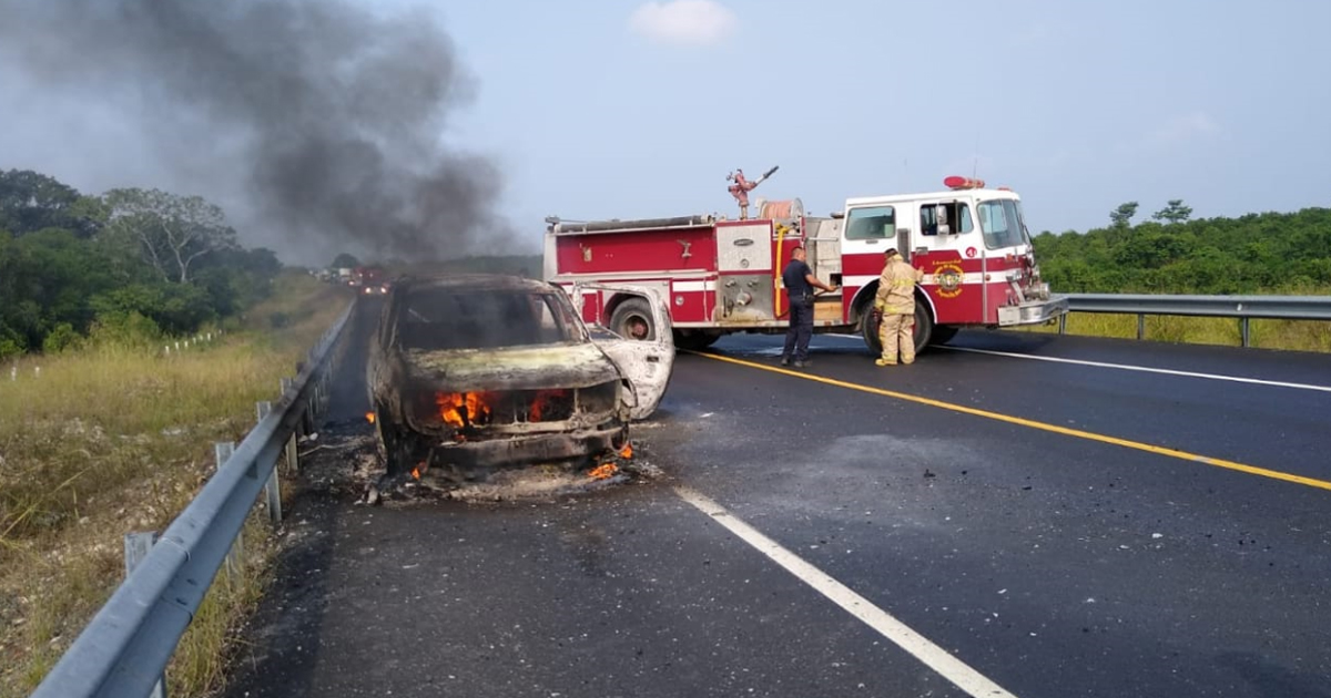 Arde camioneta en la autopista Poza Rica - Cardel