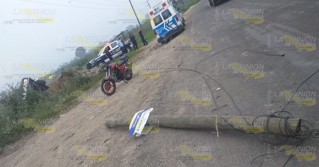 Vuelca y abandona su Ford Ranger