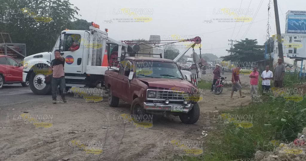 Vuelca y abandona su Ford Ranger