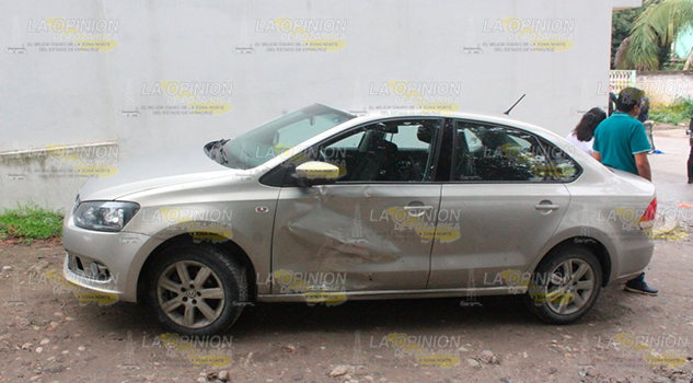 Motociclista resulta herido al chocar contra un Volkswagen