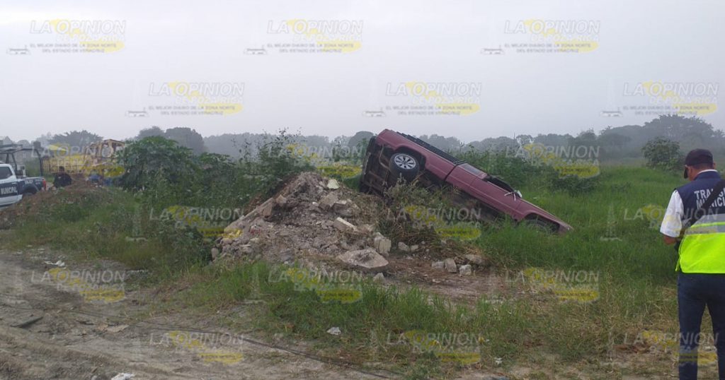 Vuelca y abandona su Ford Ranger