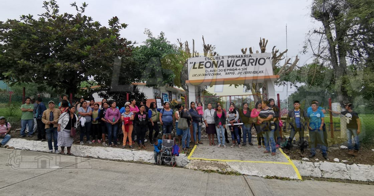 Se manifiestan en escuela de Cerro Azul