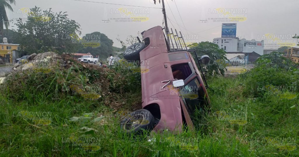 Vuelca y abandona su Ford Ranger