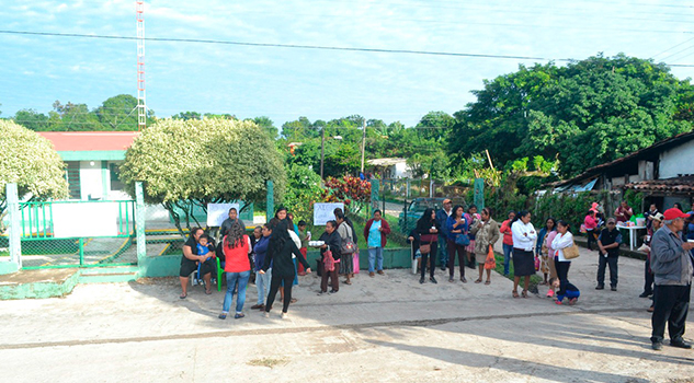 Habitantes de la comunidad de Piedra Pinta cierran clínica en el municipio de Tlapacoyan