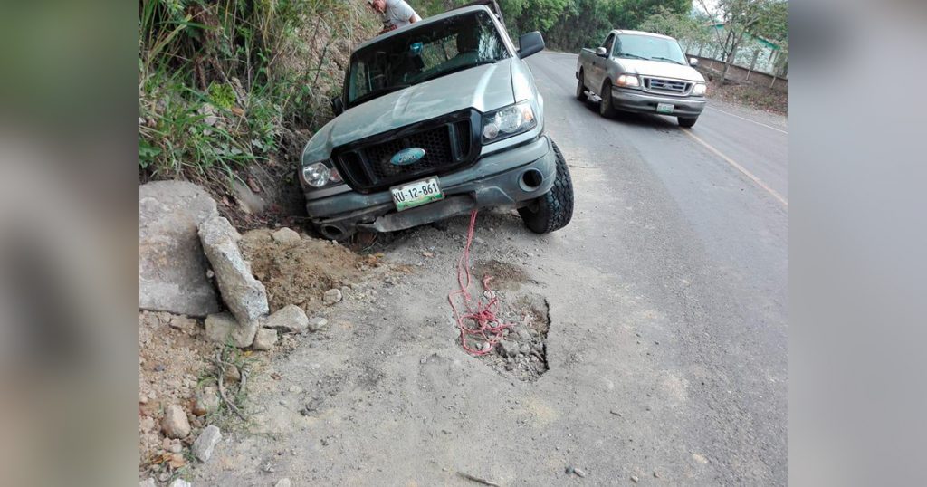 Por poco se mata, camioneta se sale de la carretera