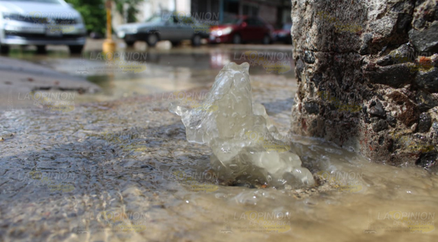 Vecinos exigen reparación de fuga